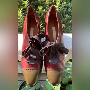 PERRY ELLIS Maroon pump with khaki/grey tip & wide laces.  Size 6